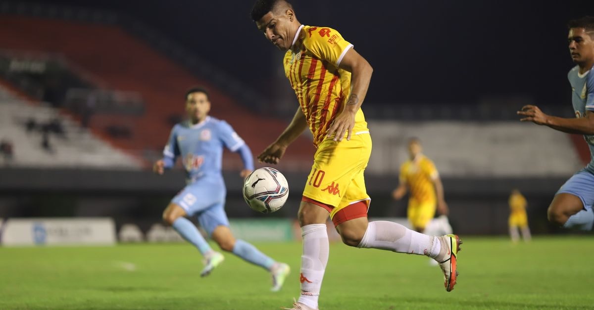 Messi assists both Miami goals in 2-2 MLS draw with Atlanta after international retirement Soccer players in action during a competitive night match on a well-lit football field.