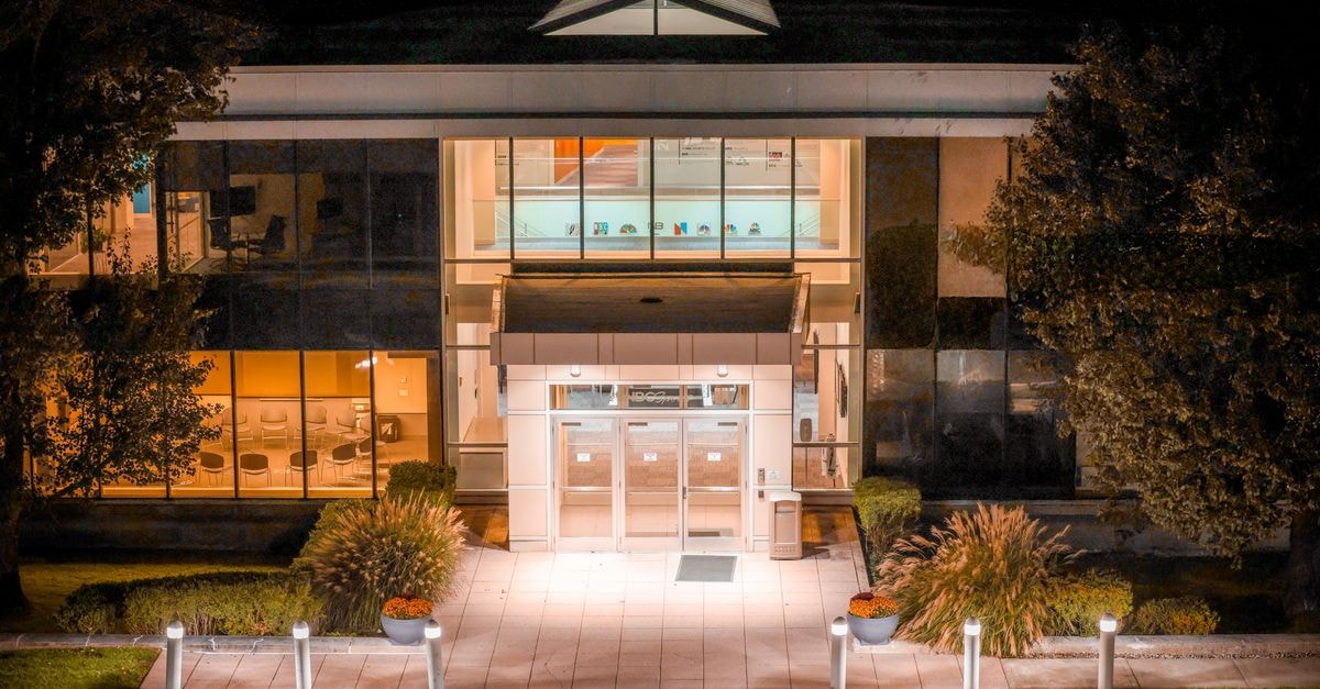 DoorDash International COO Keith Yandell sells 2,183 shares under Rule 10b5-1 plan Illuminated modern office building facade in Stamford, Connecticut at night.