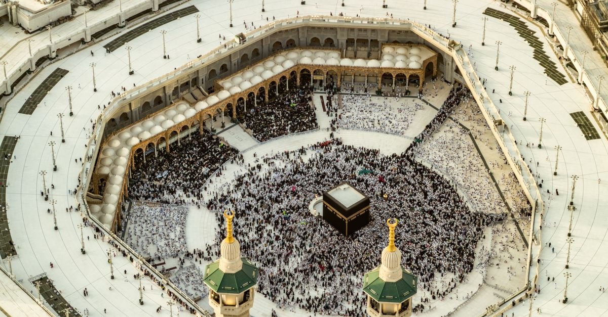 Aerial shot of the crowded Kaaba in Mecca during the Hajj pilgrimage, highlighting Islamic architecture.