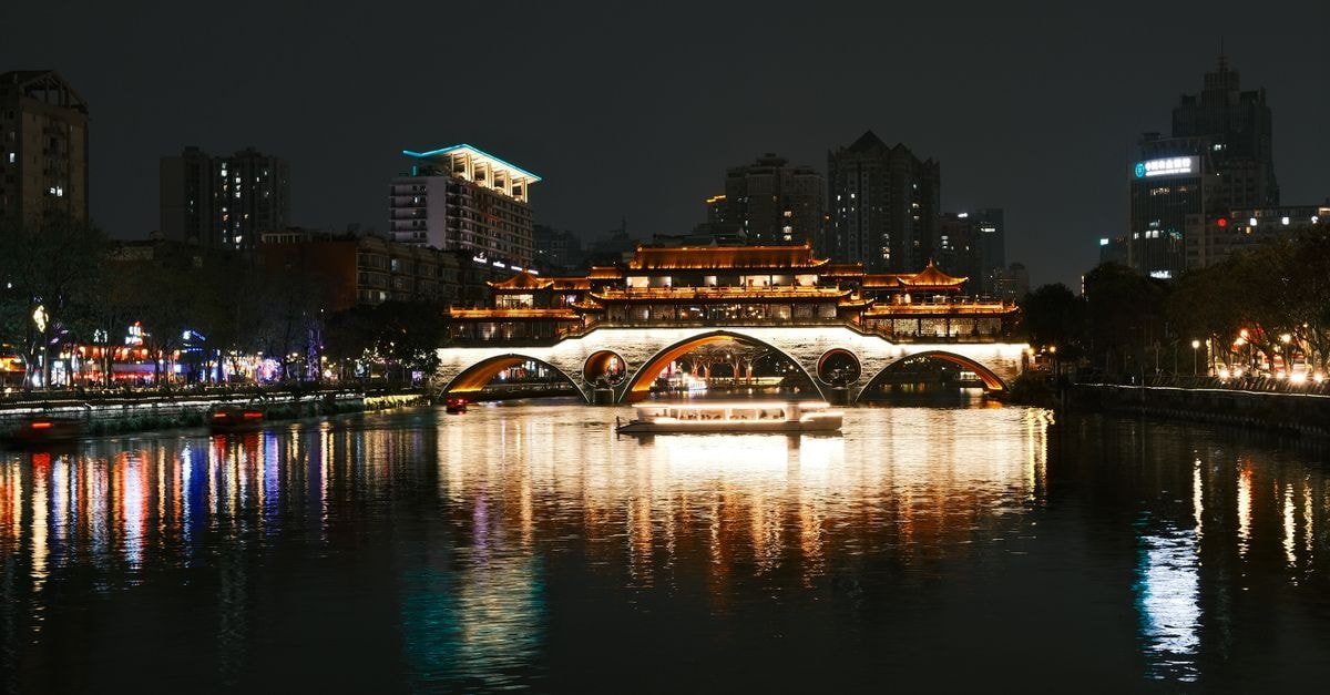 Slow Days in Anshun: A Quiet Travel Guide to Guizhou's Western Gateway Stunning night scene of the illuminated Anshun Bridge and its reflection in Chengdu, China.