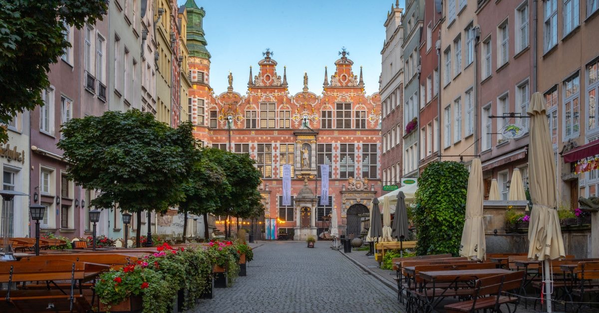Explore the picturesque architecture and charm of Gdańsk's historic streets, featuring colorful facades and vibrant atmosphere.