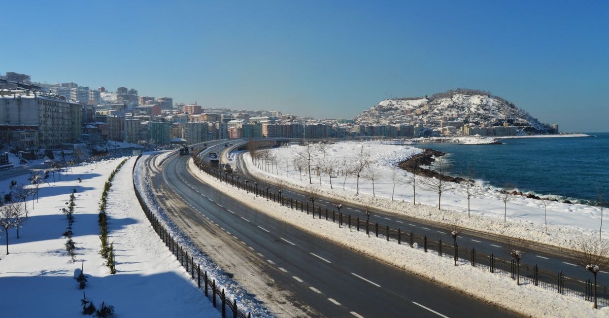 Serenti Pamuk Hotel in Giresun: A Quiet Stay Near the Castle Scenic winter view of snowy roads and coastline in Giresun, Türkiye.