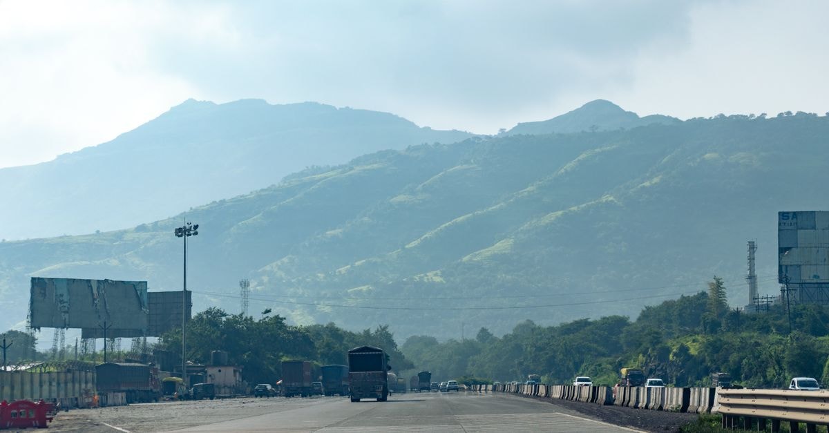 Kalyan travel guide: a slow, scenic look at the city beyond Mumbai A serene view of a highway with foggy hills in the background, captured in Navi Mumbai, India.