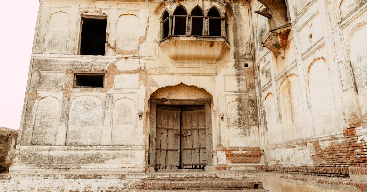 Jalalpur Pirwala Travel Guide: Planning Tips, Costs and Things to Do Explore this abandoned architectural gem in Sheikhupura, showcasing historical design.