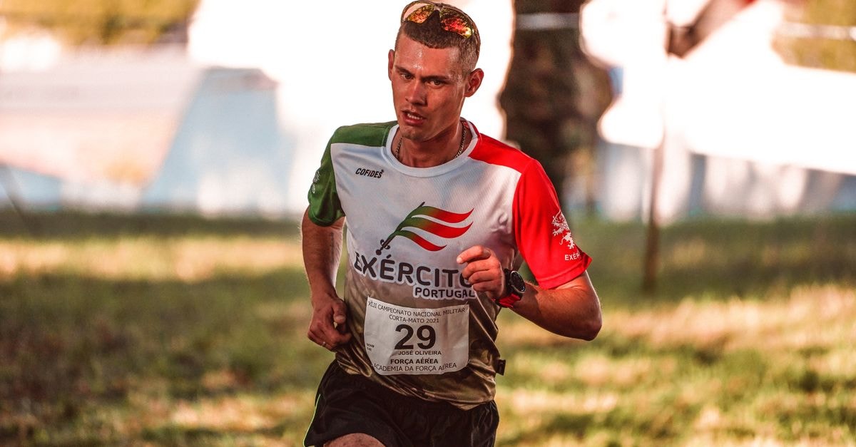 Comrades Marathon Association 在與 Athletics South Africa 爭議未解之際,於德班啟動 2027 年百年紀念賽事 一名專注的男性運動員身著國家隊服飾參加馬拉松,展現堅定意志與耐力。
