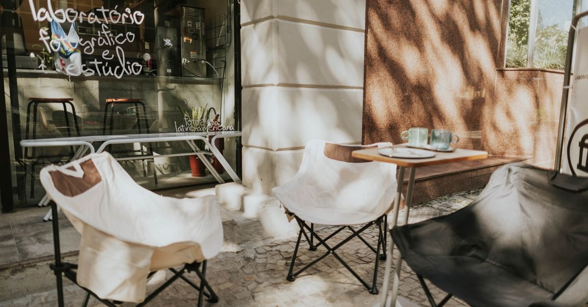 A Slow-Travel Guide to Londrina: Coffee, Parks, and Paraná Warmth Empty chairs and table outside a café create a relaxed urban atmosphere, ideal for a coffee break.