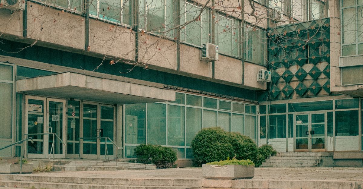 The InterGroup Corporation:背負高估值的單一飯店故事 保加利亞瓦爾納一棟現代辦公大樓的外觀,展示都市建築風格。