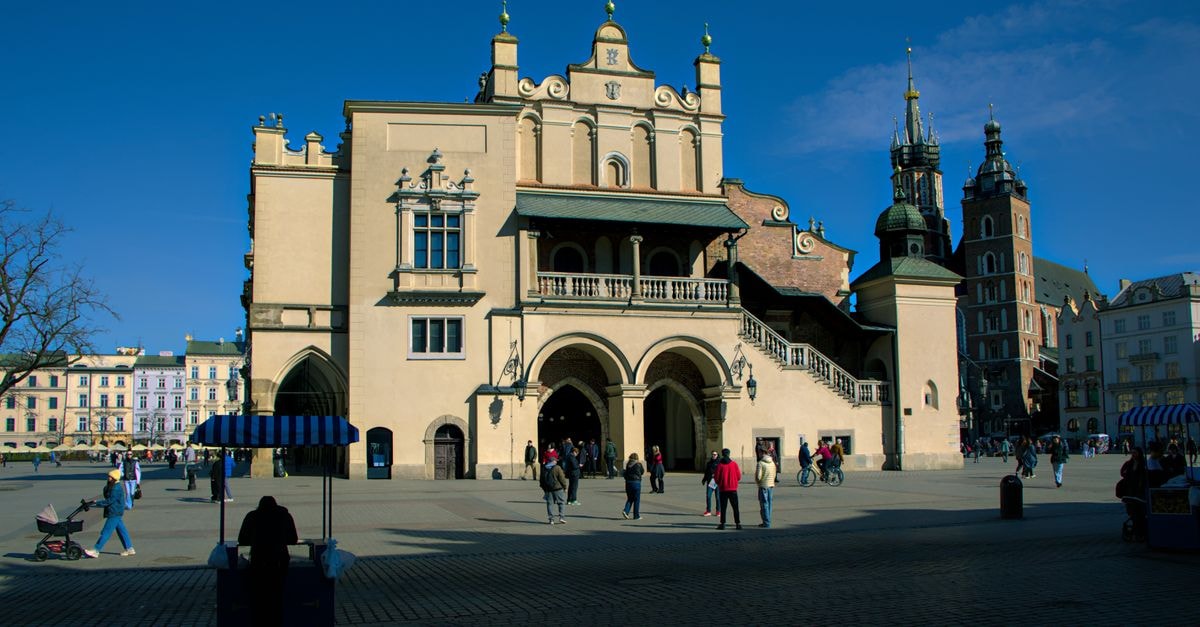 Hotel Wentzl in Kraków: A 15th-Century Stay on the Market Square Explore the historic and vibrant architecture of Kraków's Market Square, a cultural hub.