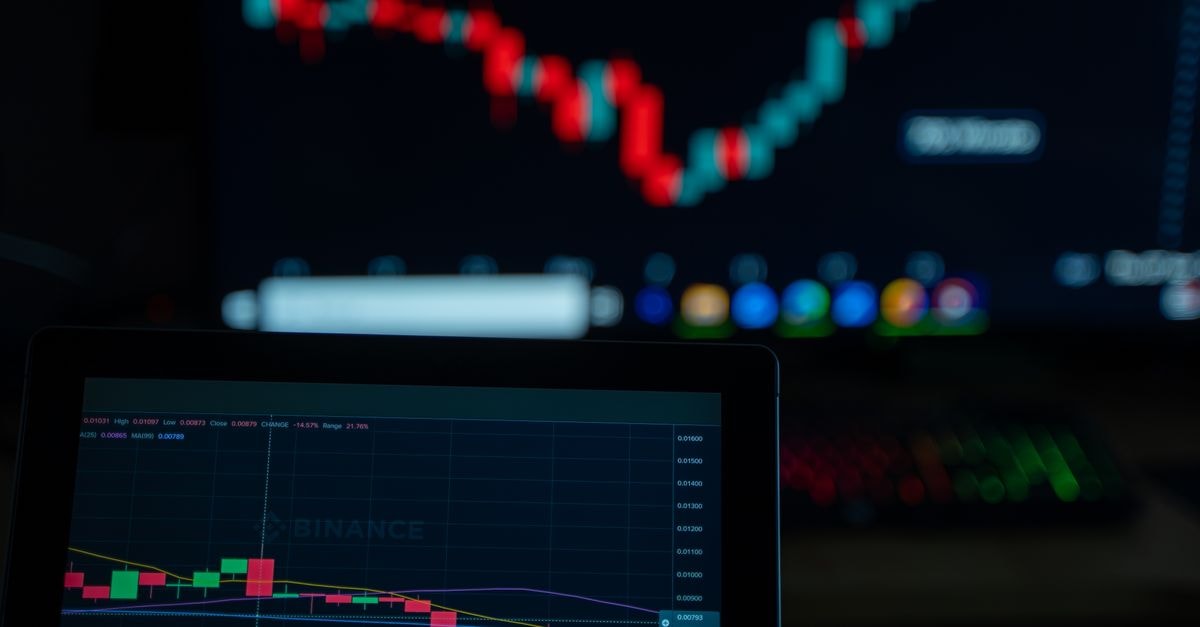 Moonshot AI 推出金融導向的 Kimi 套件,鎖定銀行、基金與創投公司 多螢幕顯示加密貨幣市場圖表的特寫,呈現交易資料與趨勢。