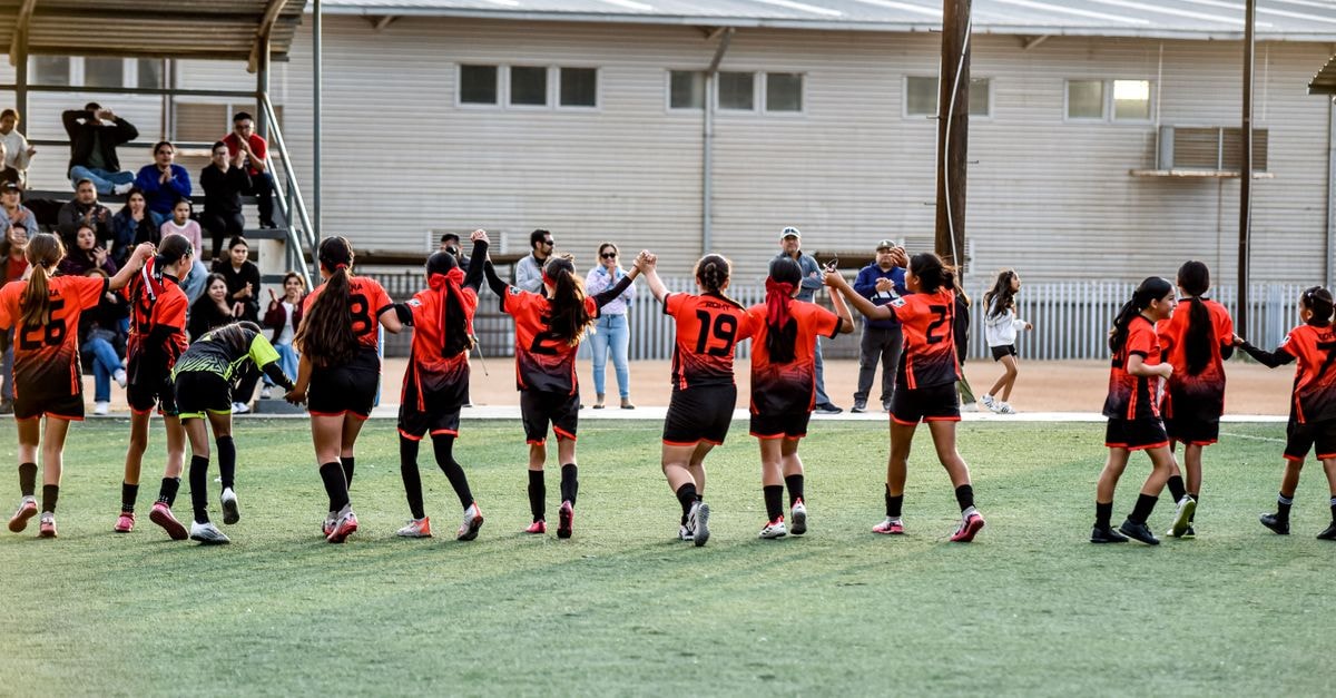 女子足球隊於體育場中與球迷一同慶祝勝利。