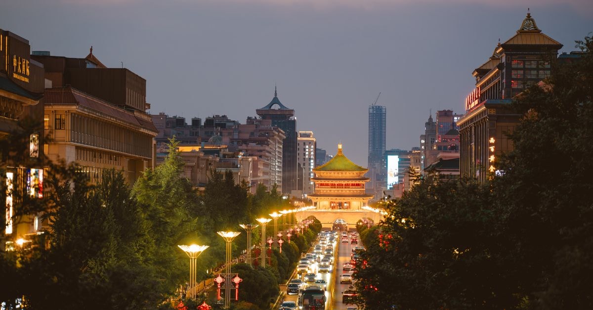 西安鐘樓的夜晚景觀，可見熱鬧街道與燈火通明的建築。