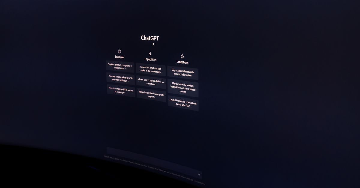 一張深色極簡風格的照片，顯示電腦螢幕上呈現 ChatGPT 介面。