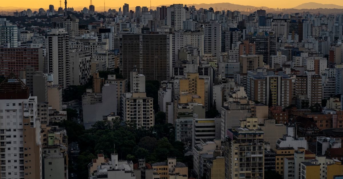 令人驚歎的日落城市鳥瞰景觀，捕捉都市建築之美。