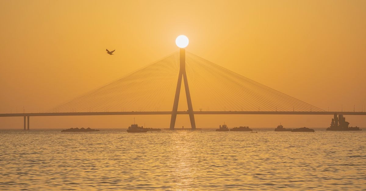 Dombivali Travel Guide: A Calm Corner of Greater Mumbai Captivating sunrise over Bandra-Worli Sea Link with golden hues reflecting on the water in Mumbai, India.