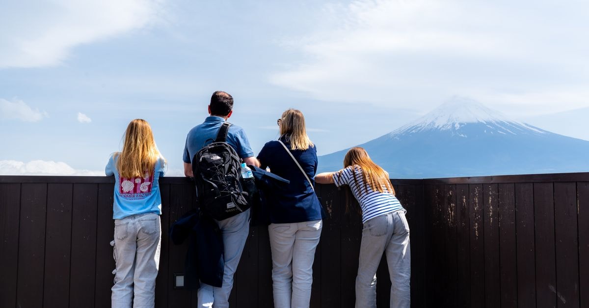 Shizuoka Travel Guide: Tea Country, Coastlines, and Easy Day Plans Group of tourists viewing Mount Fuji from Fujinomiya, Japan. Clear day with scenic mountain view.