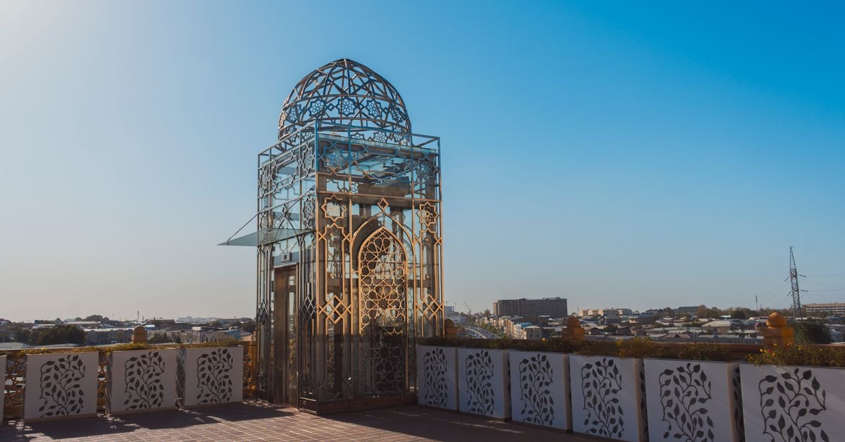 Samarkand Travel Hotel,Samarkand:小型市中心住宿 烏茲別克斯坦 Samarkand 晴朗天空下,一座帶有伊斯蘭式樣圖案的獨特玻璃建築。