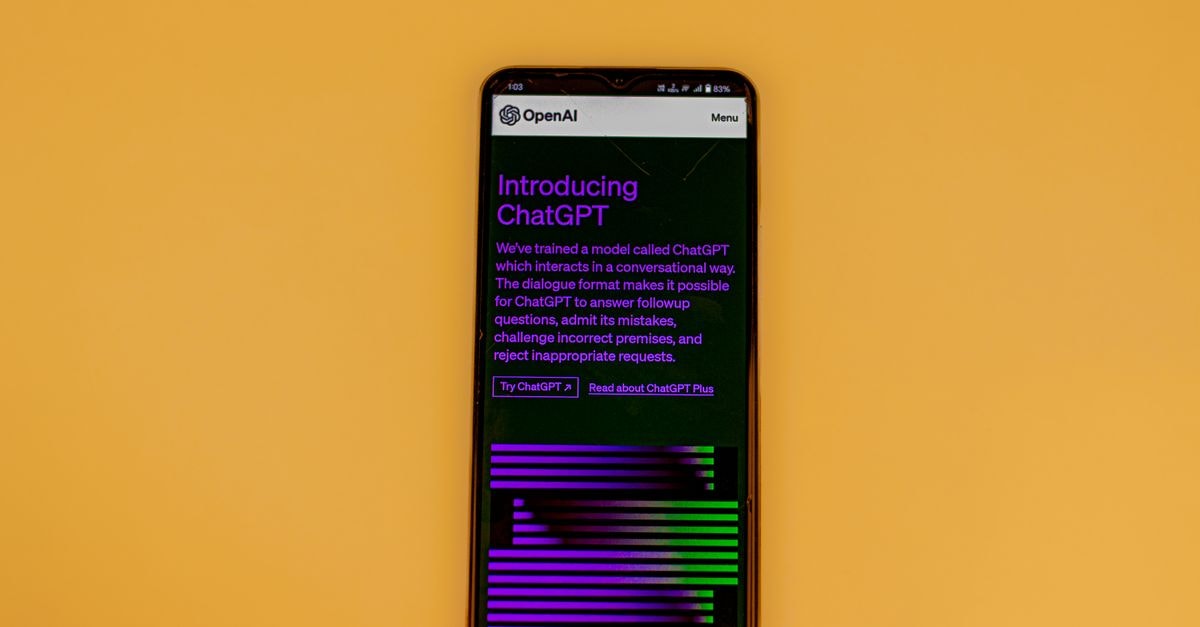 智慧型手機在繽紛背景上顯示 ChatGPT 介面，展示 AI 技術。