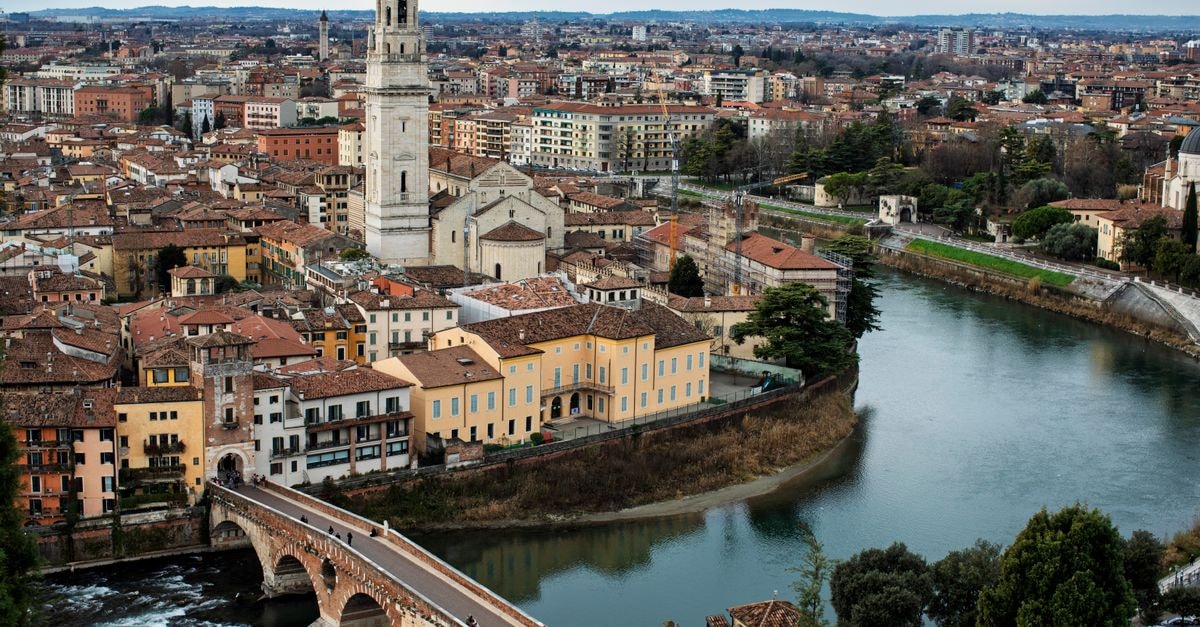 Hotel San Luca, Verona — A Quiet Retreat Near the Arena A beautiful aerial view of Verona, Italy featuring the Adige River and historic architecture.