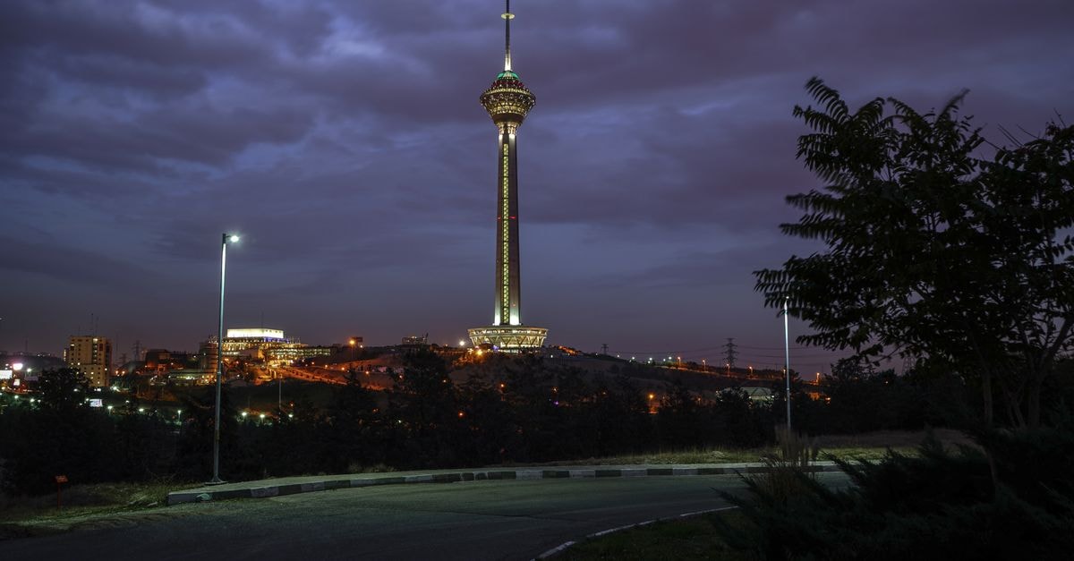 德黑蘭米拉德塔燈光璀璨的迷人夜景，呈現都市之美。