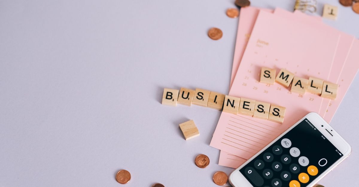 SBA 邀請 Nicki Minaj 與 Dean Cain 出席華盛頓 100 萬美元「Shark Tank」式提案決賽 小型企業規劃場景的平面擺設,包含硬幣、智慧型手機計算機與字母磁磚。