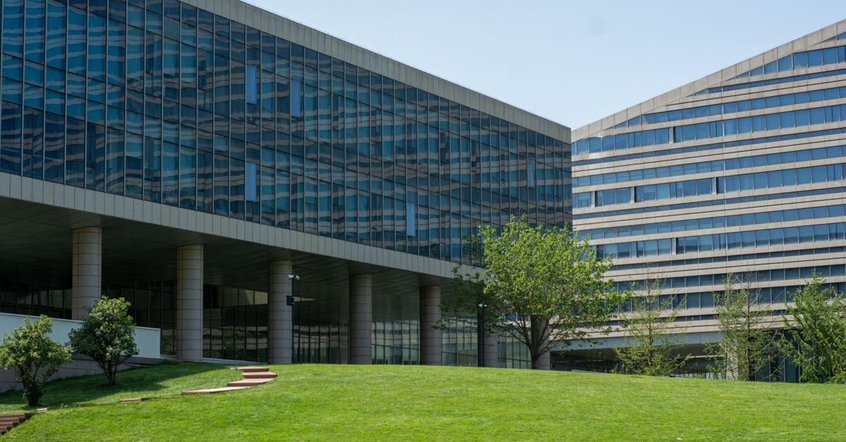 Green Plains Inc.: A Cyclical Producer Whose Margin Profile Has Shifted, but Whose Mid-Cycle Cash Power Remains the Open Question Contemporary glass office building surrounded by lush green grass in daylight.