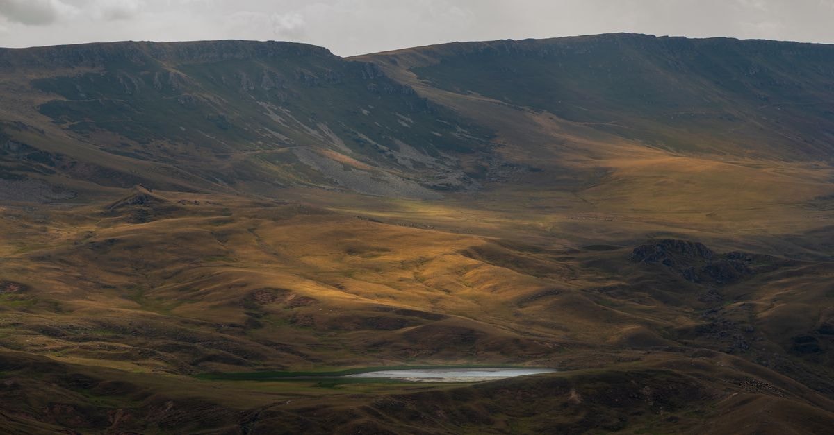 Golmud Travel Guide: Plateau Gateway to Salt Lakes and Wild Spaces Picturesque landscape of Artvin, Türkiye featuring mountains and a tranquil lake, captured at day.