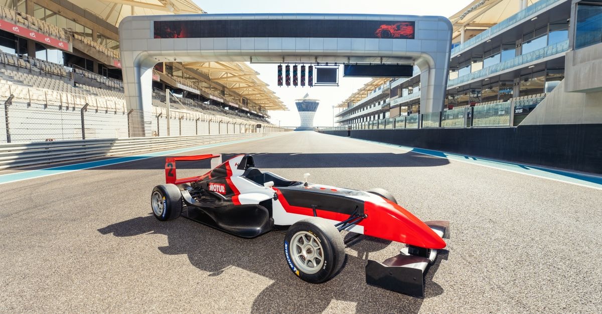 Charles Leclerc 在美國 GP 練習賽包辦週五兩場最快 高性能方程式賽車在阿布達比酋長國國的陽光賽道上。