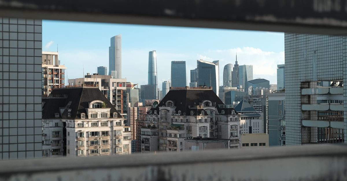 透過窗框捕捉到的廣州天際線壯麗景觀，突顯現代建築風格。