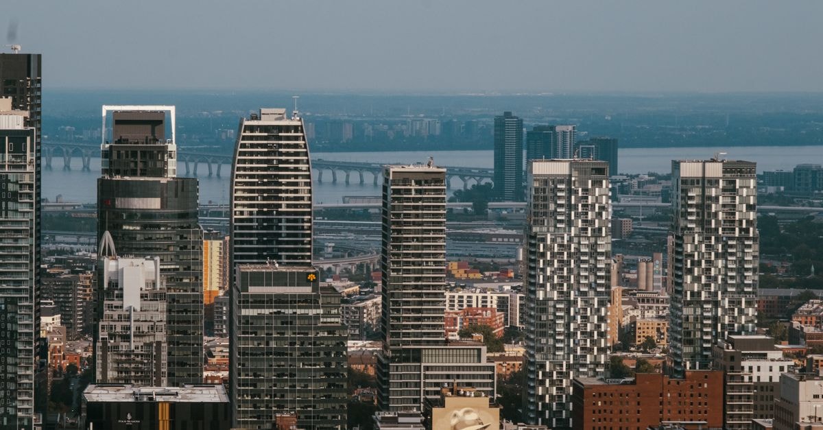 Hôtel Le Cantlie, Montreal — Rooftop Pool Steps from Peel Metro Aerial view of Montreal's skyline featuring the iconic Jacques Cartier Bridge in summer.