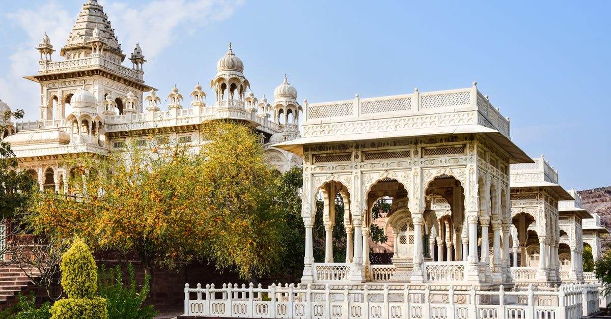 Jodhpur Travel Guide: History, Flavor, and a Slow City Rhythm Explore the intricate architecture of Jaswant Thada in Jodhpur, India, with vibrant gardens and historical significance.