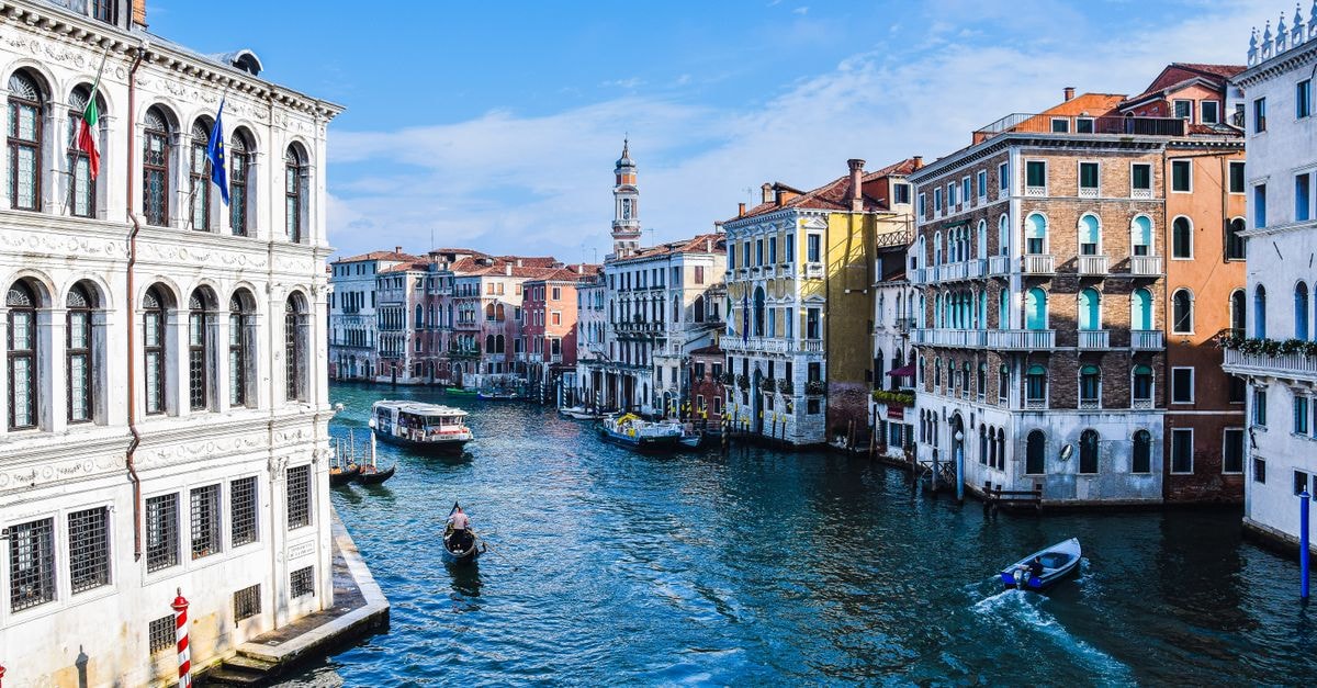 Hotel Alcyone in Venice: A Classic Stay Between Piazza San Marco and the Rialto Beautiful view of the Grand Canal with gondolas and historic buildings in Venice, Italy.