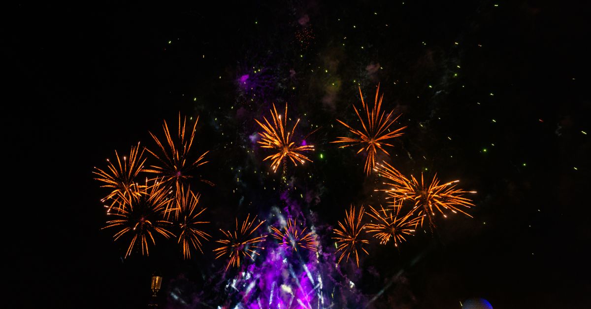 Disney 七四馬拉松吸引近 5,000 萬觀眾,Disney+ 八月新片單出爐 佛羅裡達夜空中絢爛的煙火表演,非常適合慶典主題。