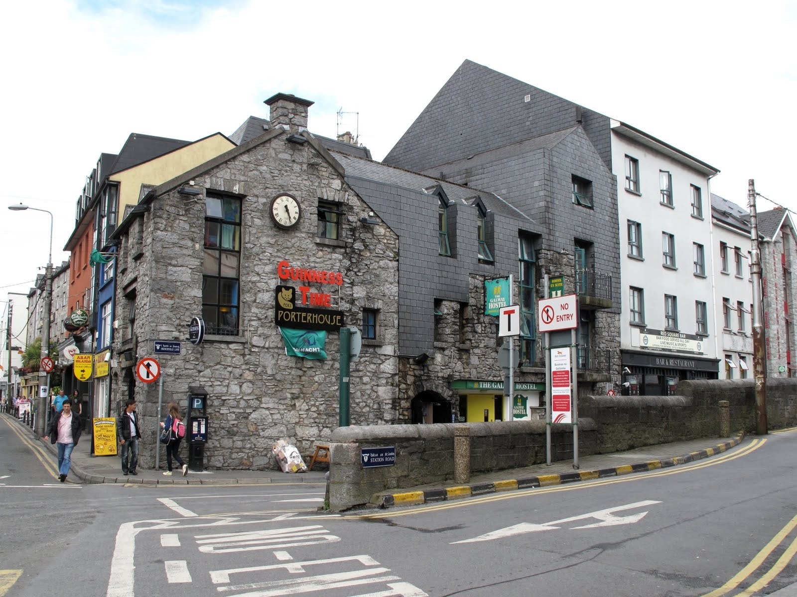 Galway City Hostel in Galway: Steps from Eyre Square & the Rail and Bus Station Galway Eyre Square The Galway Hostel panoramio.jpg