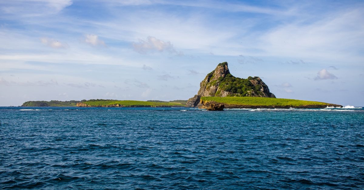 Gros Islet travel guide: beaches, history and easy island days A breathtaking island landscape surrounded by clear, blue ocean under a vibrant sky.