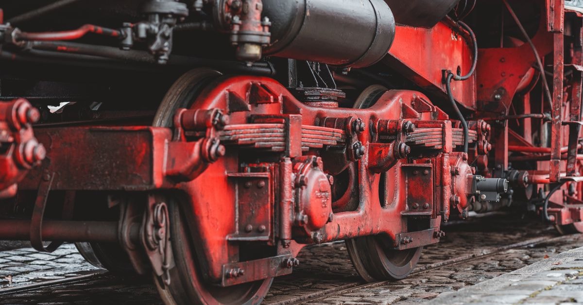 Valve 的 Steam Frame 軟體堆疊逐步成形,Steam 上的 Linux 市佔突破 4% 復古紅色蒸汽火車頭的細部特寫,展示其車輪與機械組件。