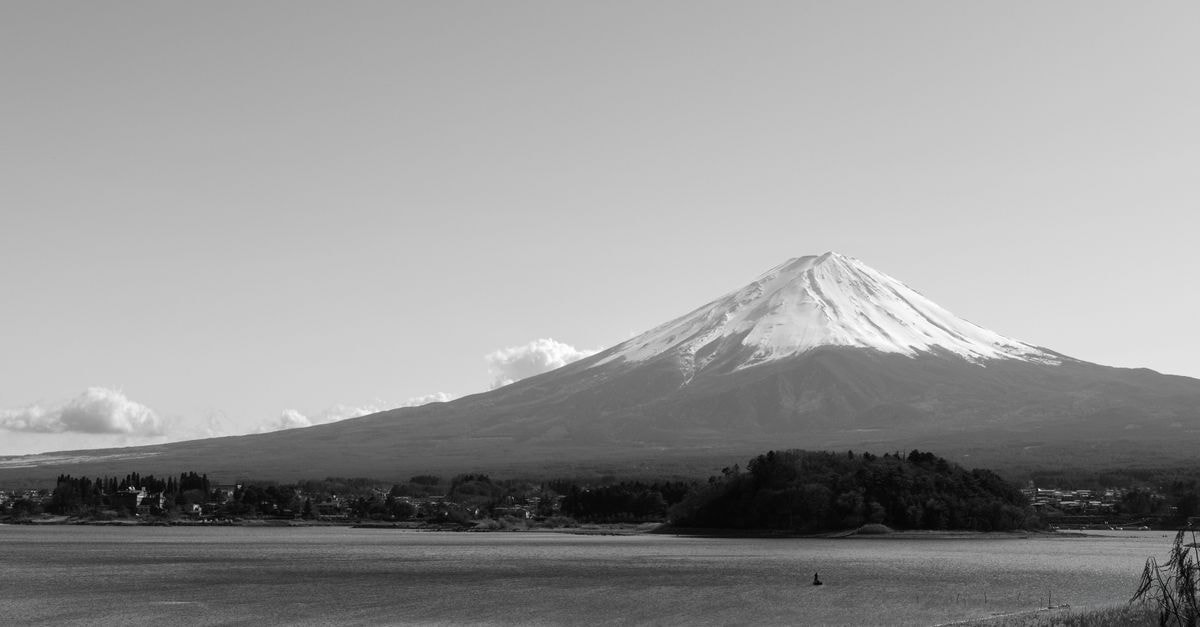 Daiwa Roynet Hotel Tokyo-Akabane:被在地餐廳包圍的川口據點 以黑白描繪的壯麗富士山,前景為寧靜的水面。