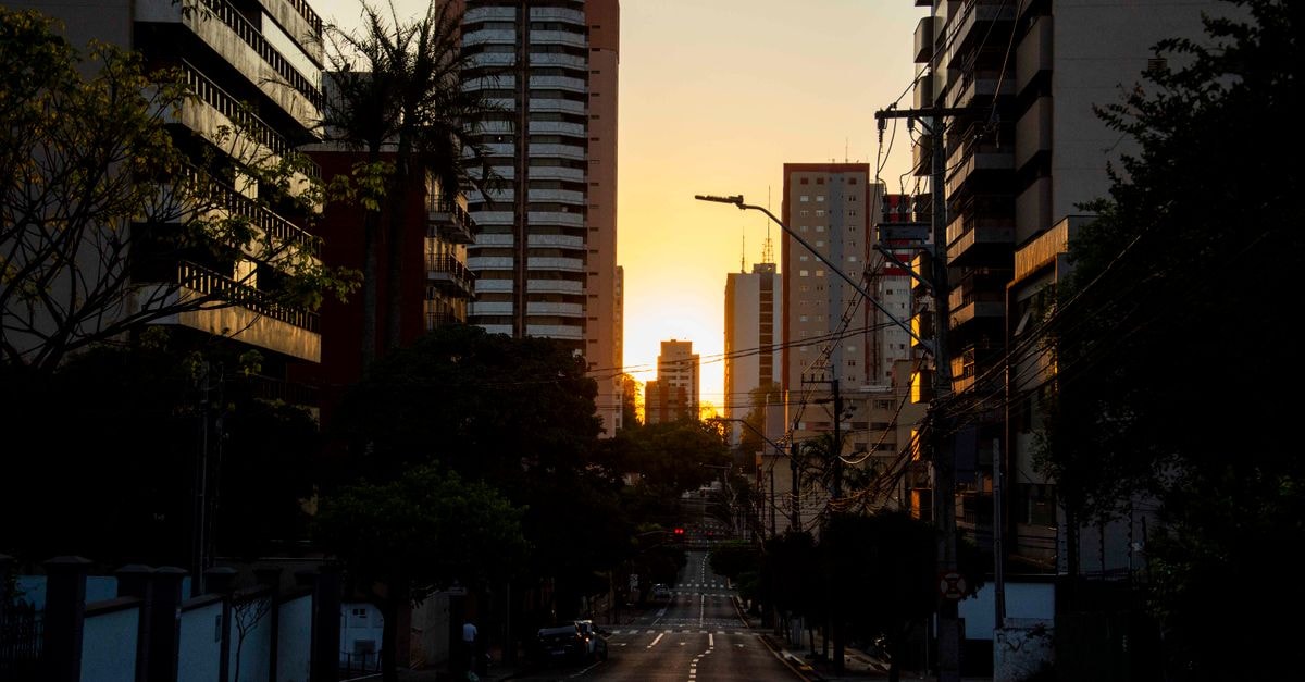 Hotel in Contagem, Brazil: A Practical Stop Near Local Eateries A tranquil sunset view of Londrina's urban skyline with silhouetted buildings and street scenery.