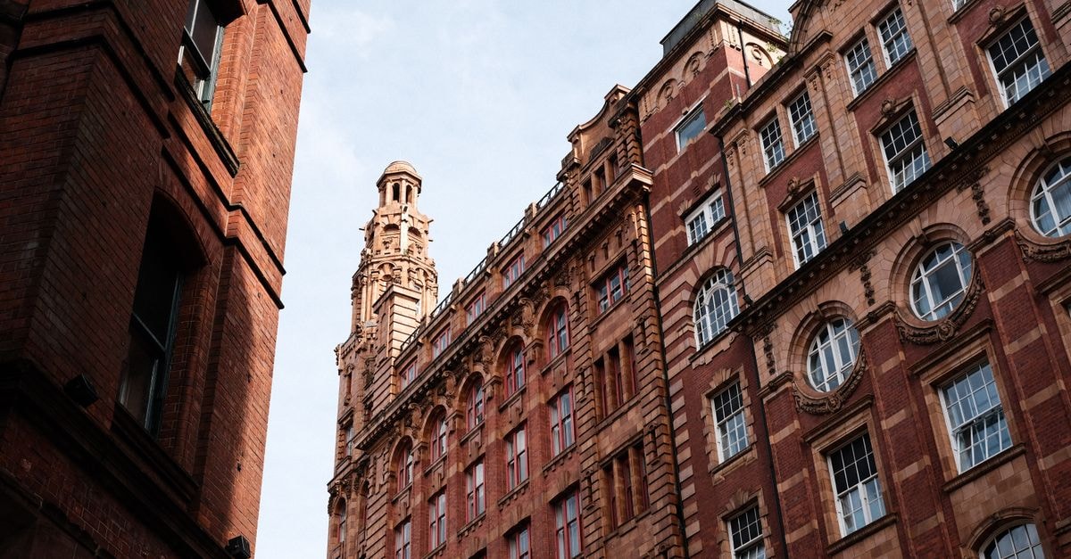 Derby travel guide: exploring this historic English city with ease View of classic red brick architecture in the heart of Manchester, showcasing historical charm.