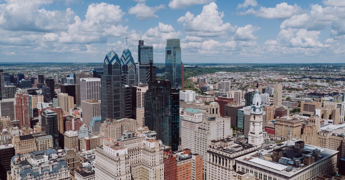 Courtyard by Marriott Philadelphia Downtown——位於市中心核心地帶的費城飯店,擁有 202 間客房 在晴朗藍天下,俯瞰費城天際線的壯麗空拍畫面。