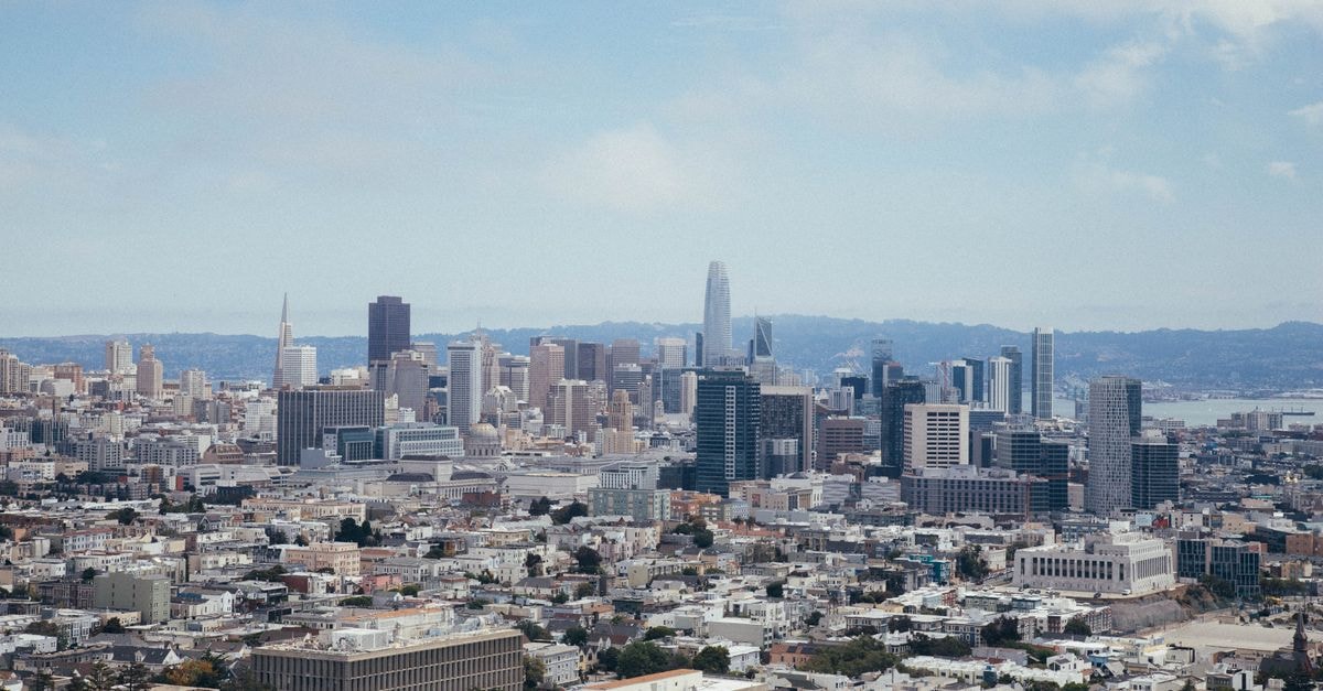 La Villa San Francisco in San Francisco Gotera: A Poolside Escape in Morazán A stunning view of San Francisco's skyline showcasing famous landmarks under a clear blue sky.