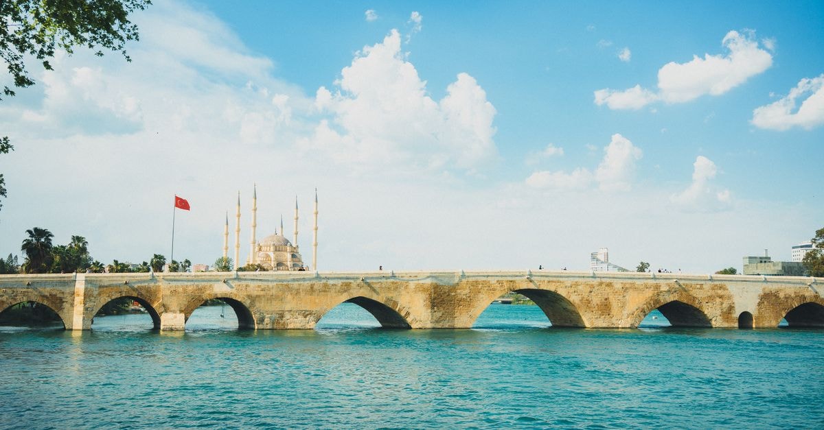 土耳其阿達納 Taşköprü 石橋與 Sabancı Merkez 清真寺的風景。