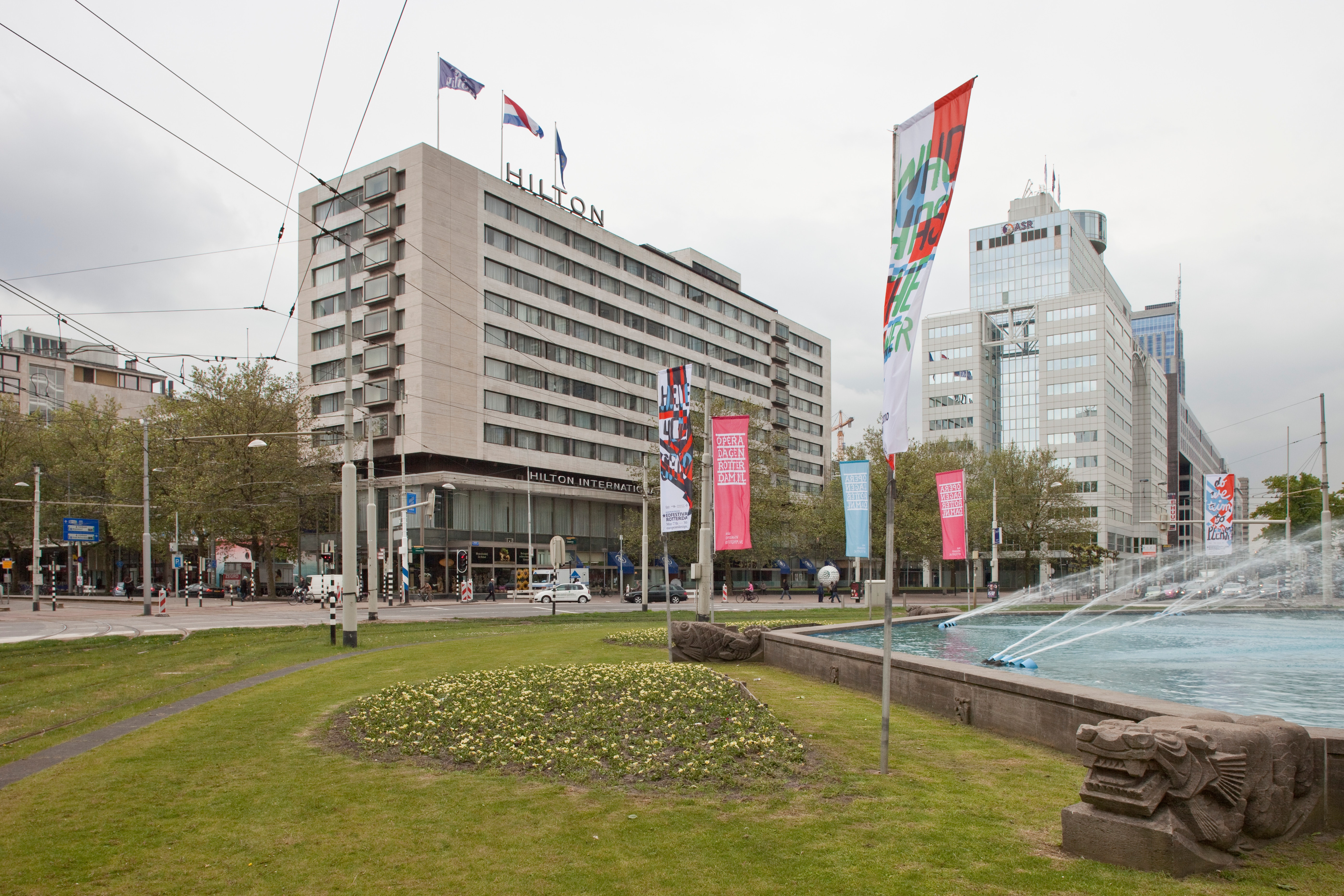 Hilton Rotterdam in Rotterdam: A 1963 Landmark by Huig Maaskant Overzicht ligging aan het Hofplein Rotterdam 20535261 RCE.jpg