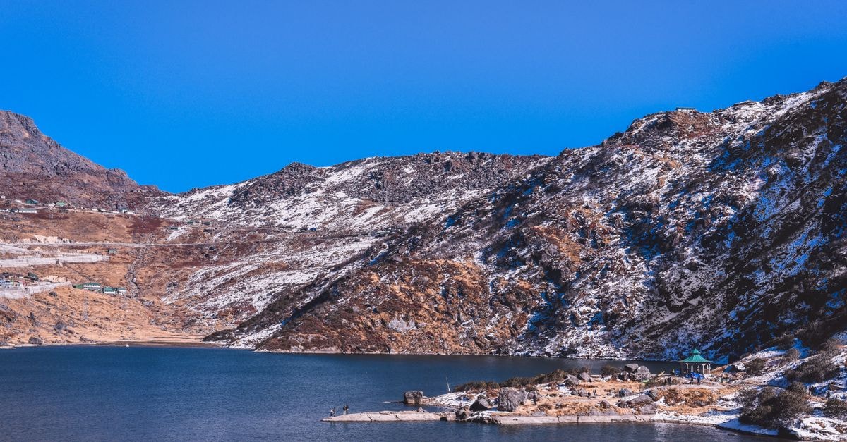 Gangtok Travel Guide: Entry Rules and Food Culture Tips Scenic view of snow-covered mountains and lake in Gangtok, India. Perfect for nature lovers.