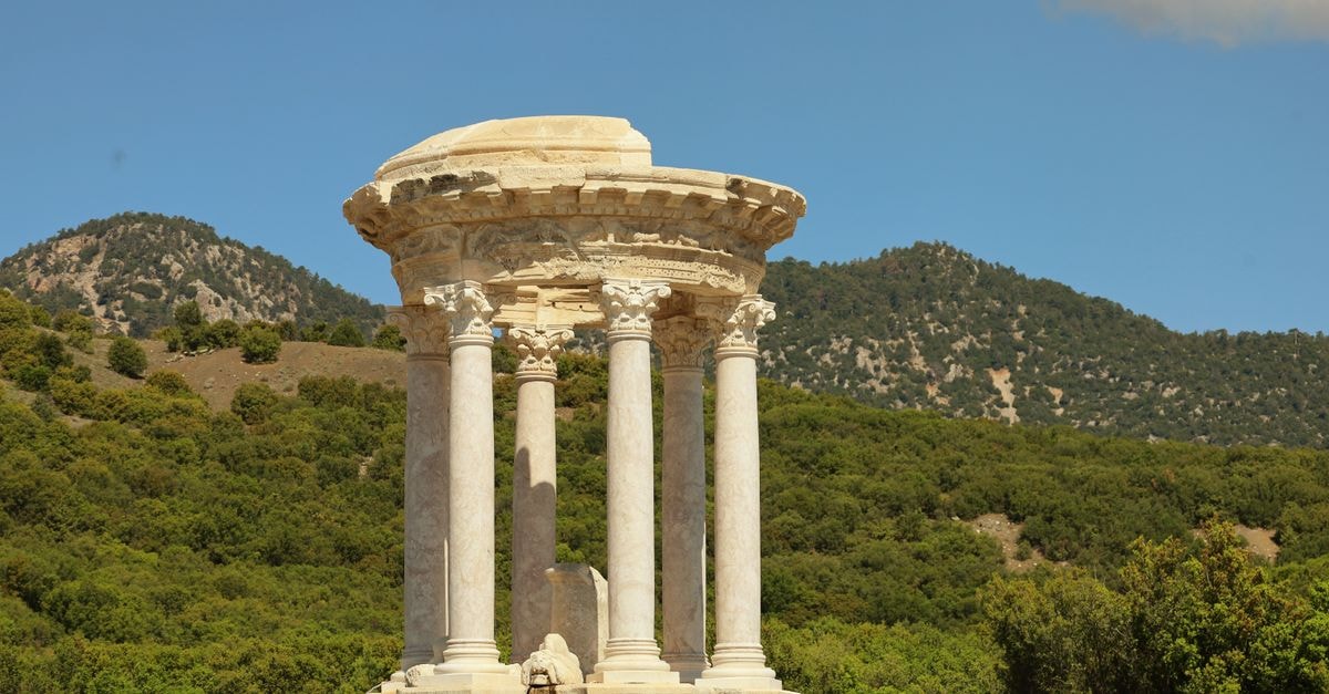 Ruins of a Roman temple amidst scenic mountains in Burdur, Türkiye.