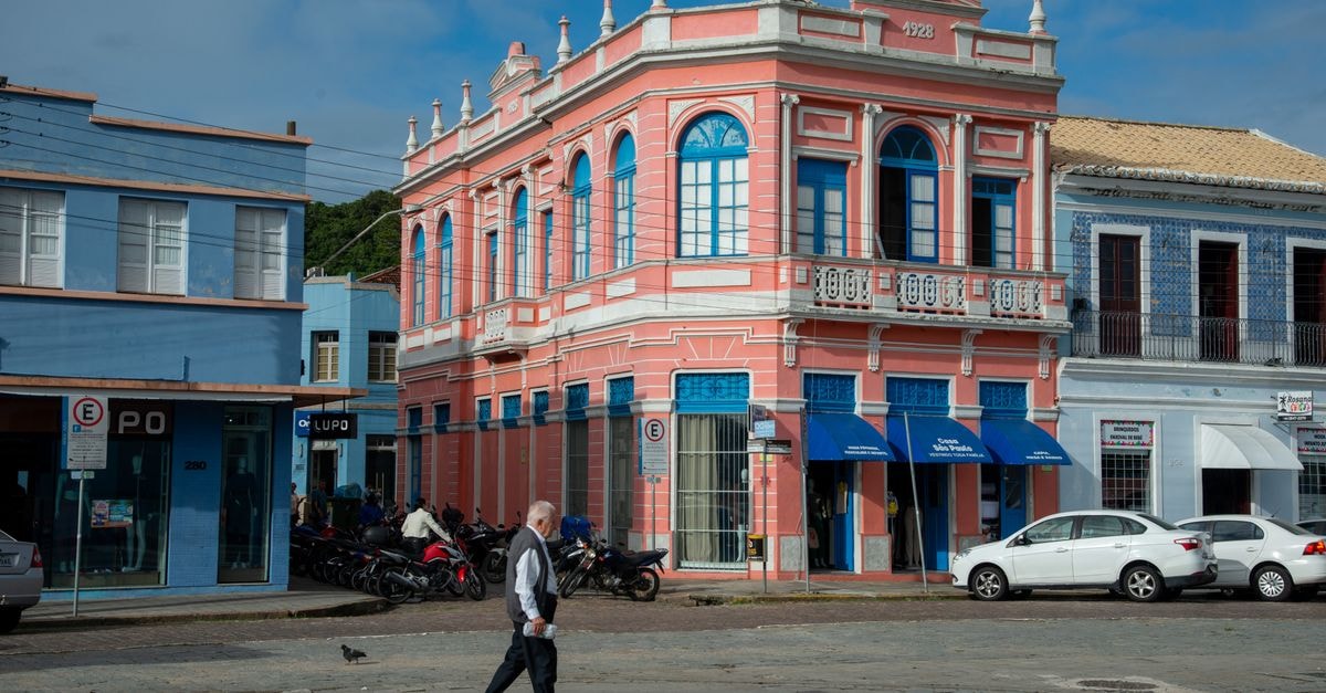 Saurimo travel guide: a slow look at Lunda Sul's capital Historic colonial buildings in Laguna, Brazil, showcasing vibrant architecture and urban life.