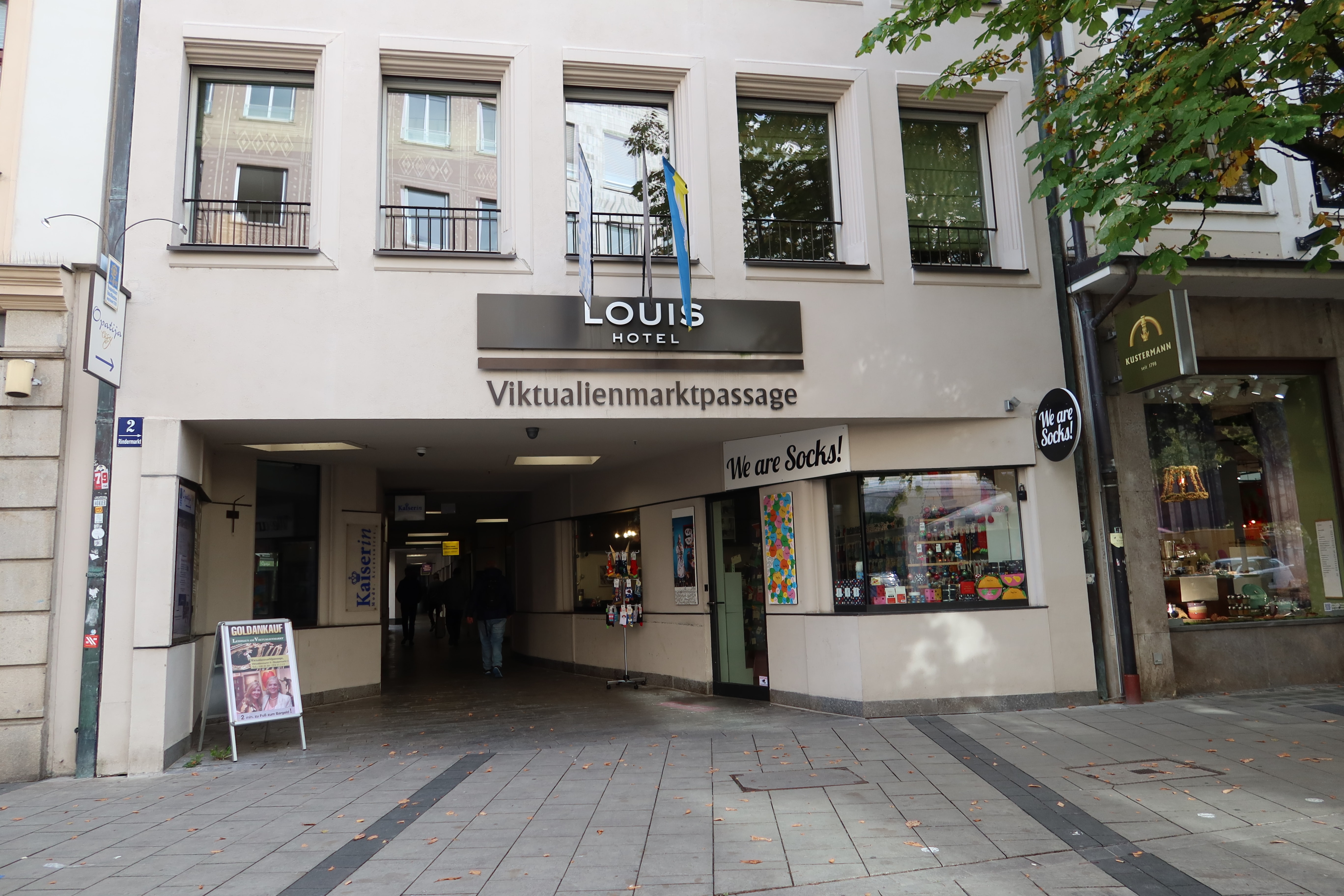 Louis Hotel, Munich — A Design Retreat Right on Viktualienmarkt Viktualienmarktpassage durch das Gebäude Rindermarkt 2 München mit Louis Hotel, We are Socks und Kustermann 2023 10 23.jpg