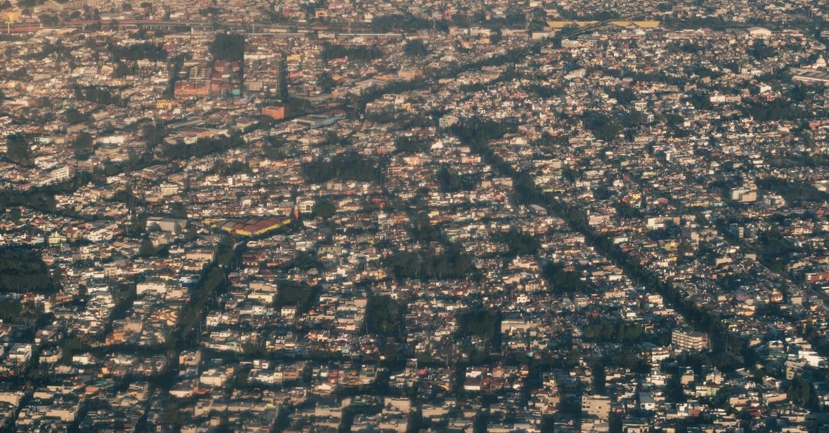 人口密集的都市住宅區空拍鳥瞰圖，可見各式建築。