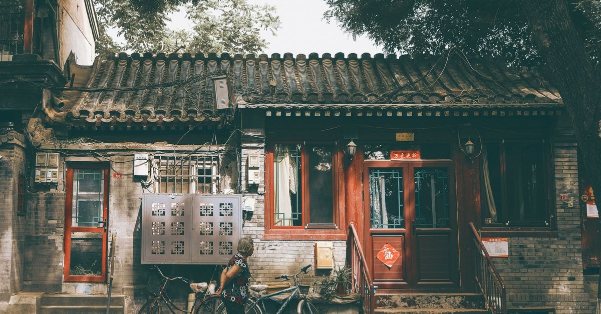 Heze Travel Guide: Peony Gardens, Waterfront Meals, and a Quieter Side of Shandong An atmospheric view of a traditional hutong house in Beijing, China.