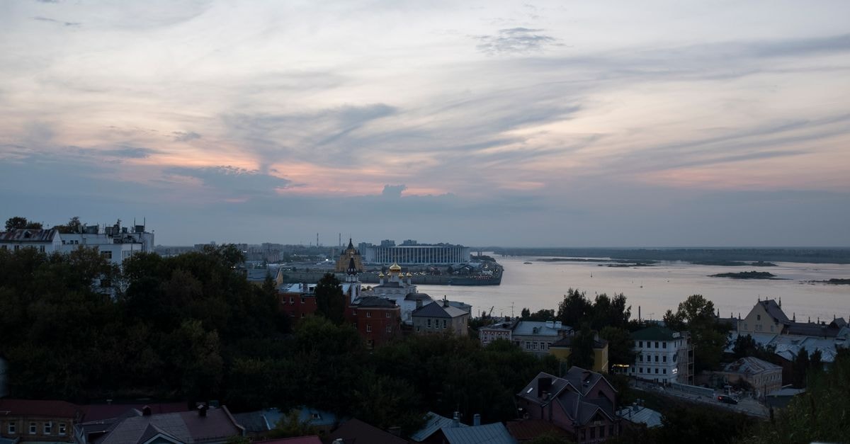 Vozduh in Vladimir: A Hostel Between the Golden Gate and Cathedral Dusk over Nizhny Novgorod, Russia featuring a panoramic view of the cityscape along the Volga River.