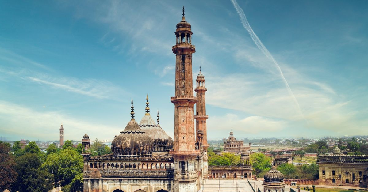 Lucknow Travel Guide: Slow Streets, Ornate Gates, and Quiet Discoveries A striking view of a historic mosque with minarets in Lucknow, India, showcasing architectural beauty.